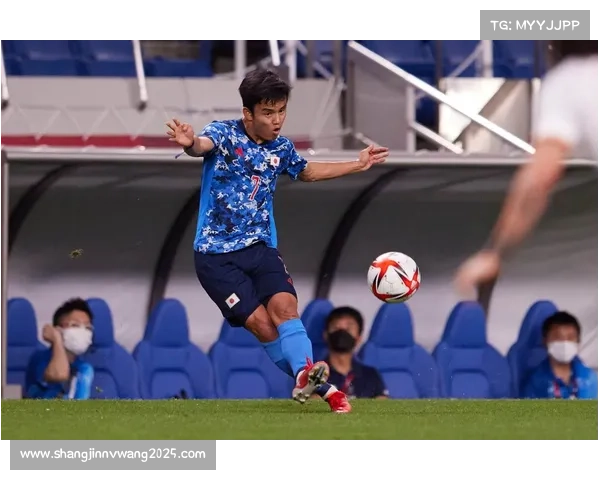 雨战中,久保建英灵巧突破制造杀机。 雨战中,久保建英灵巧突破制造杀机。